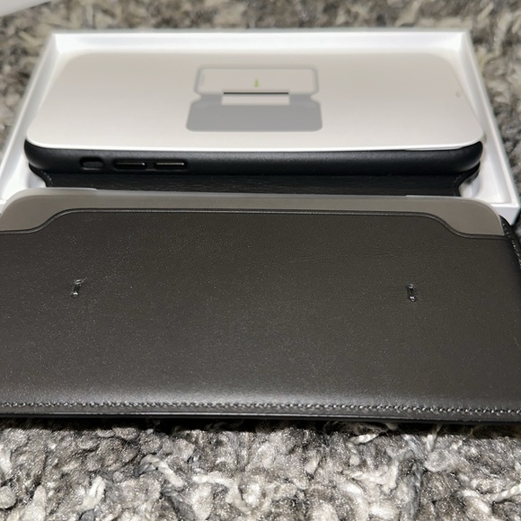 New APPLE IPhone 11 Pro Max Leather Folio Case in Black - Picture 9 of 14